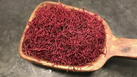 تصویر 1 از زعفران اصل قائنات با عطر و رنگ اصیل ایده‌ آل برای انواع غذا ها و نوشیدنی‌ ها